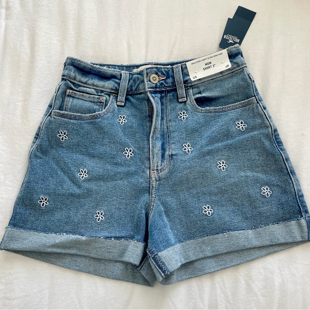 Hollister Curvy Ultra-High Rise Mom Short 3”!! 🌸